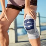 Bauerfeind Genutrain S Kniebrace Aangetrokken Gebogen Knie